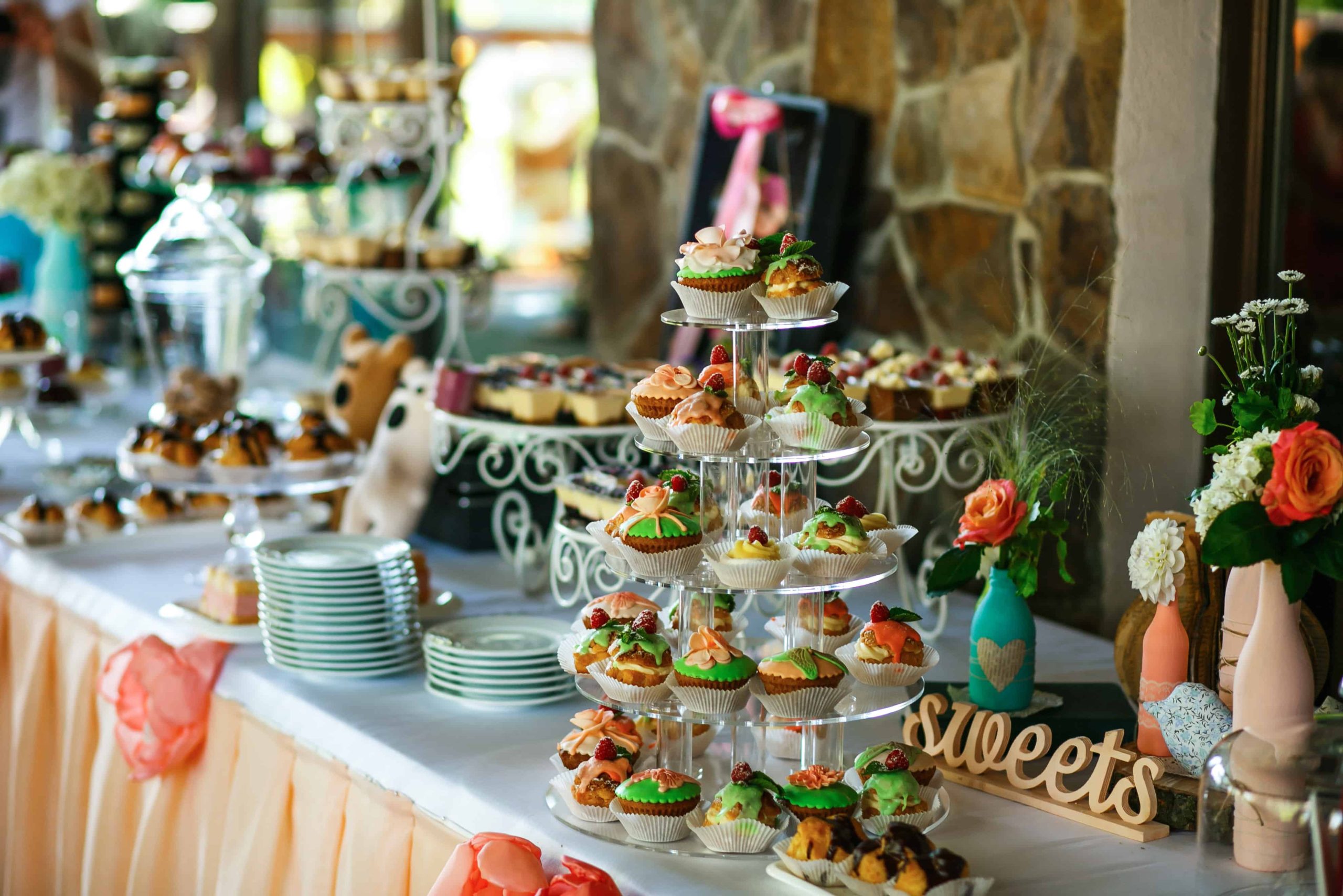 banquet-table-with-sweets